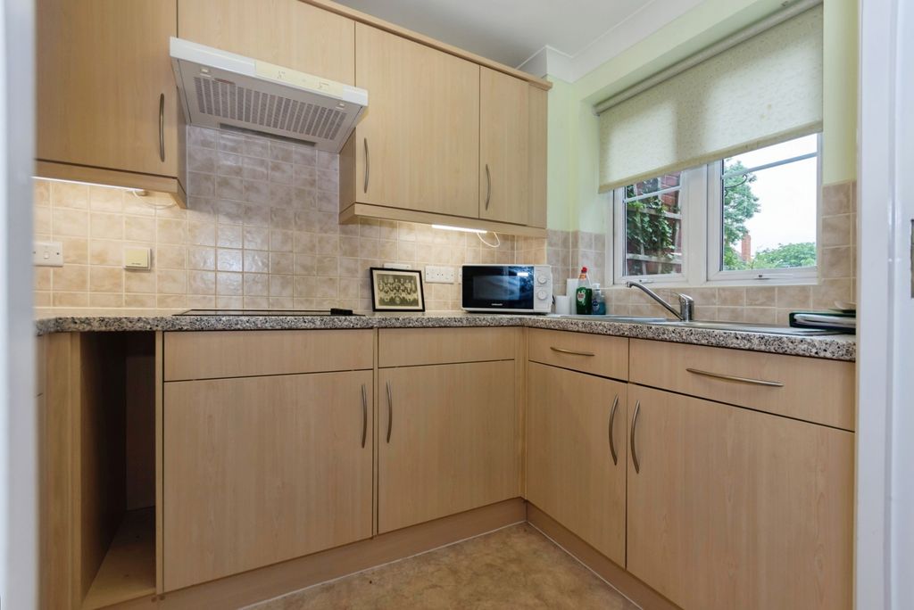 Property photo 3 of 11 Kitchen