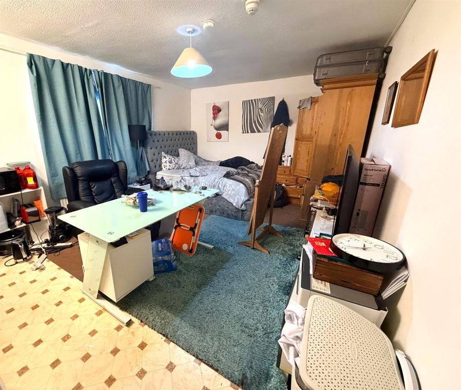 Property photo 2 of 3 Bedroom.Jpg