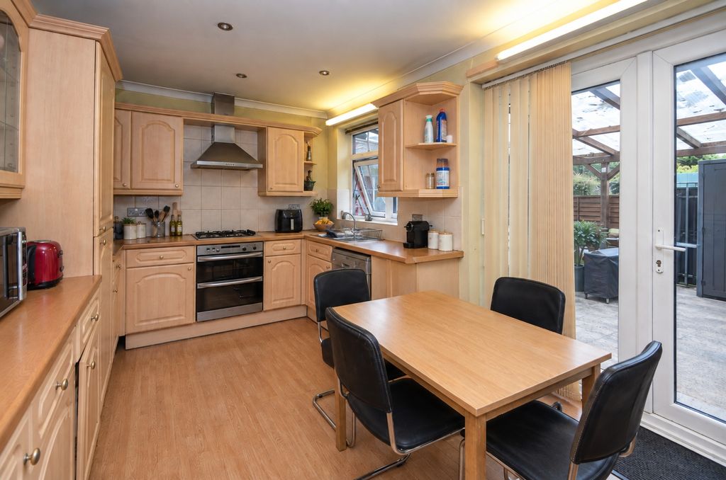 Property photo 3 of 9 Kitchen