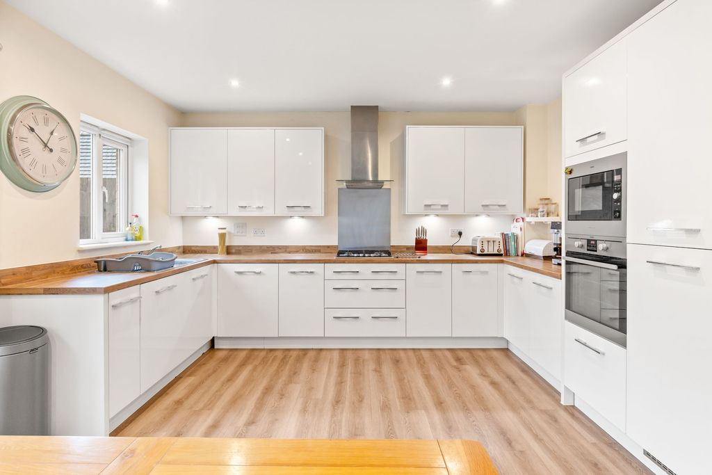 Property photo 2 of 28