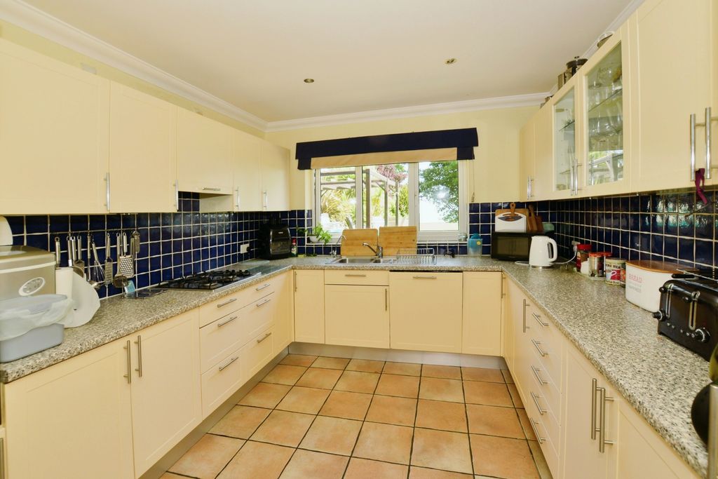 Property photo 3 of 19 Kitchen