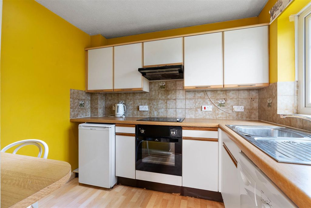 Property photo 3 of 11 Kitchen