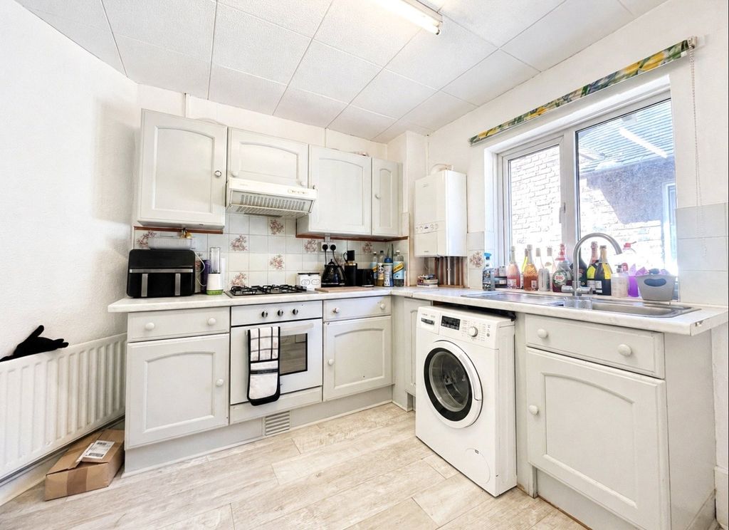 Property photo 2 of 8 Kitchen