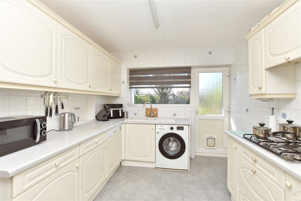 Property photo 3 of 9 Kitchen