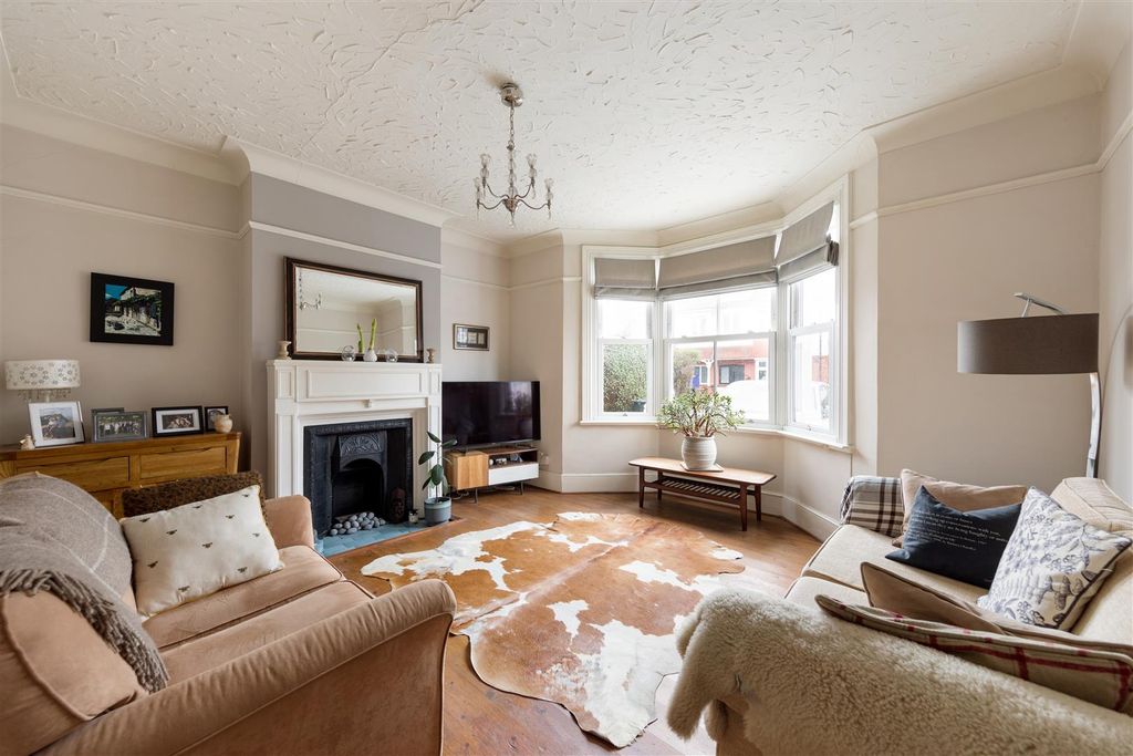 Property photo 3 of 30 Malmesbury Road, E18