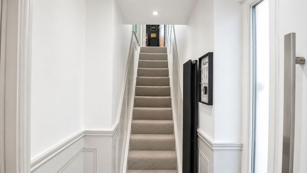 Property photo 2 of 11 Hallway