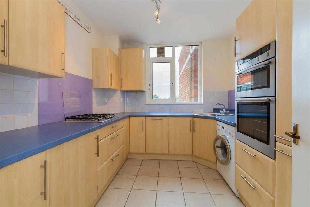Additional image 10 of 2 bed flat for saleWoodhurst South Ray Mead Road, Maidenhead SL6