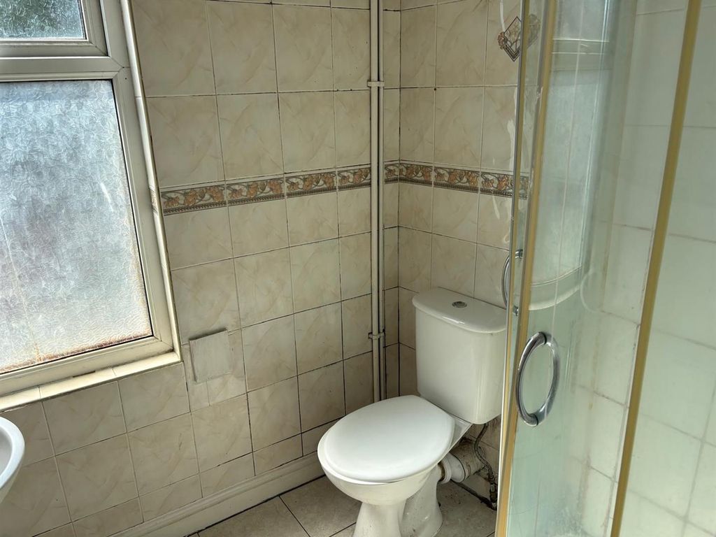 Property photo 2 of 7 2. Bathroom.Jpeg