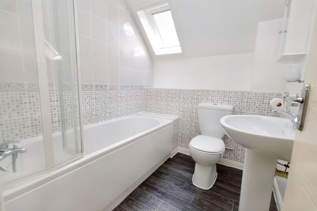 Property photo 3 of 10 Bathroom
