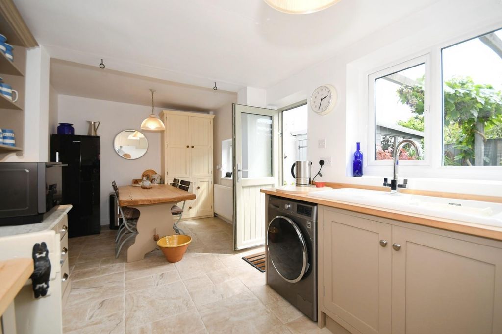 Property photo 3 of 19 Kitchen 03.Jpg