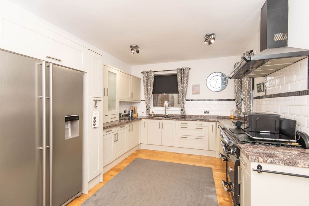 Property photo 2 of 36