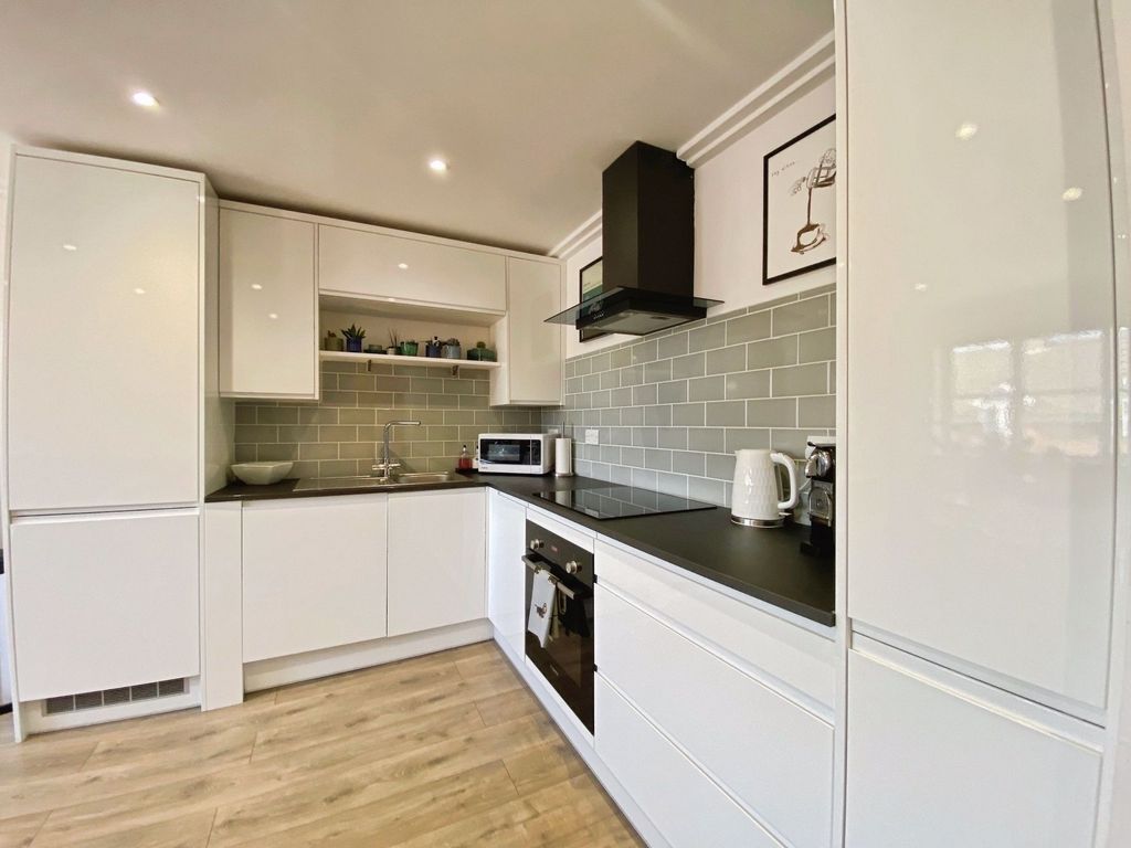 Property photo 3 of 7 Kitchen
