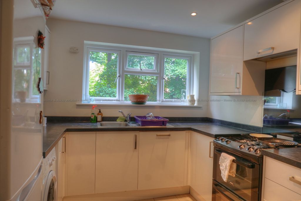 Property photo 3 of 9 Kitchen