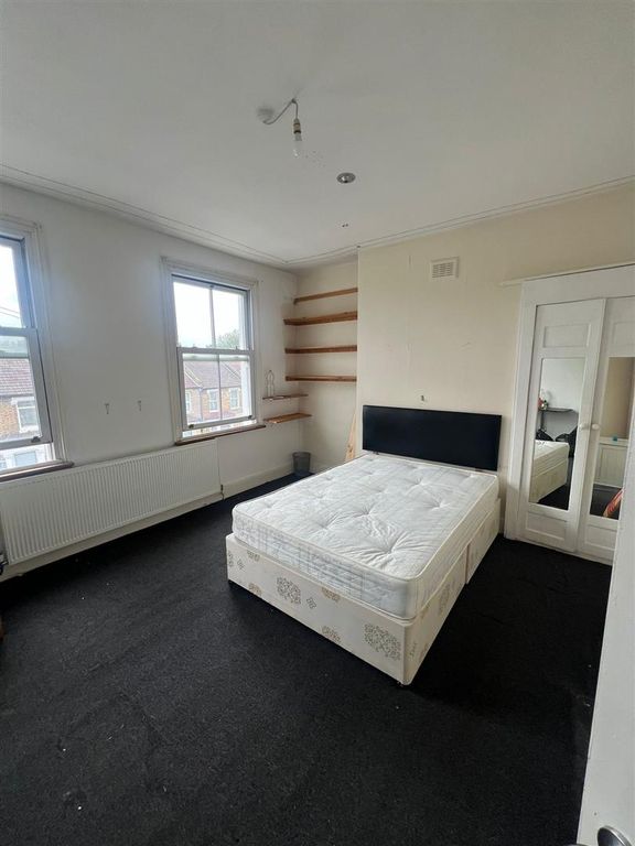 Property photo 1 of 5 Bedroom.Jpg