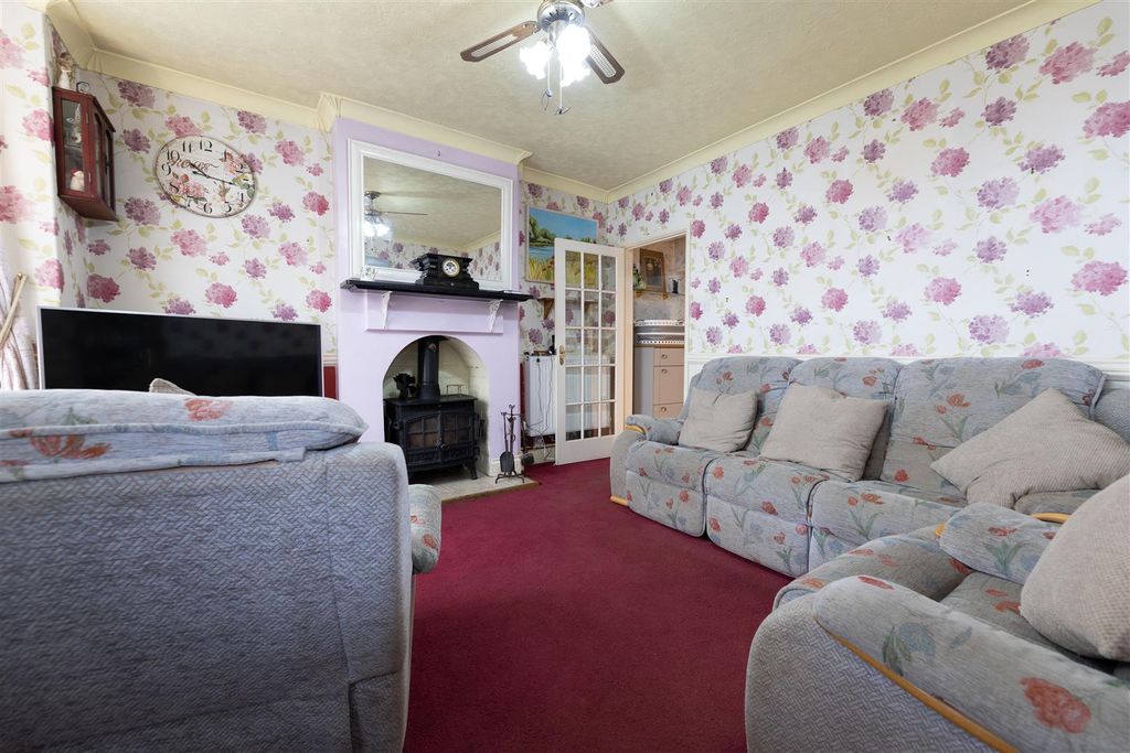 Property photo 3 of 40 Lounge