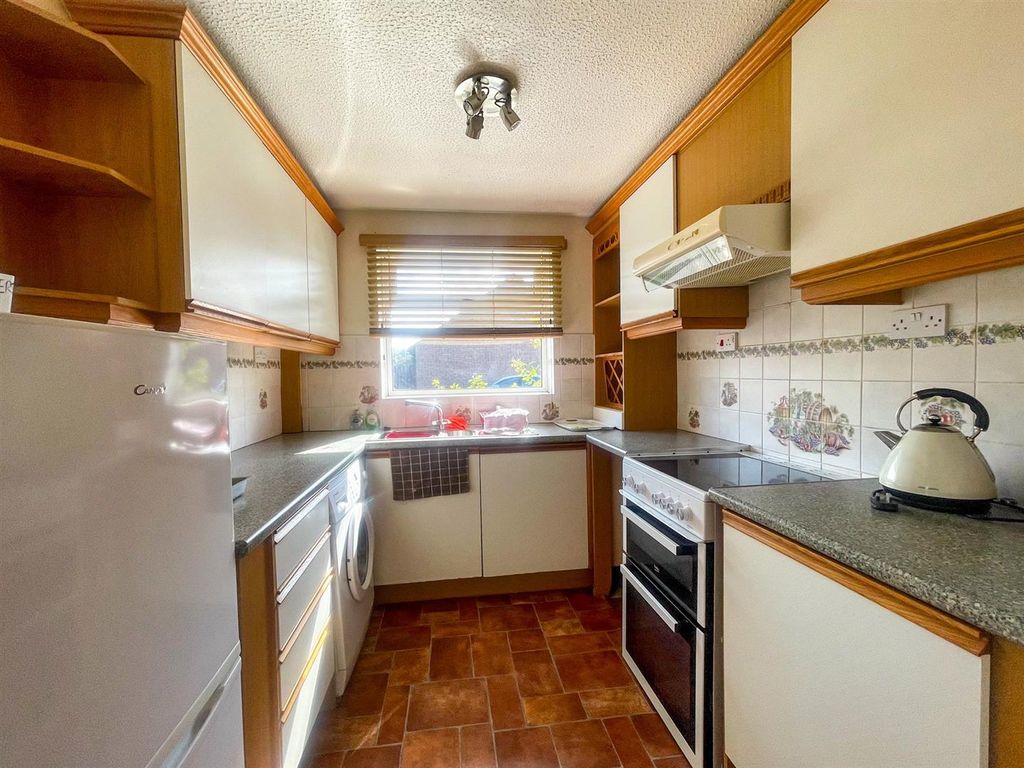 Property photo 3 of 10 Kitchen