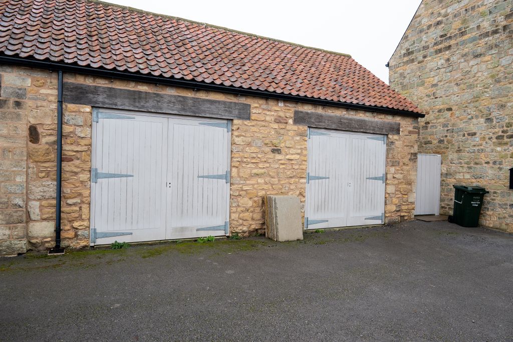 Property photo 3 of 37