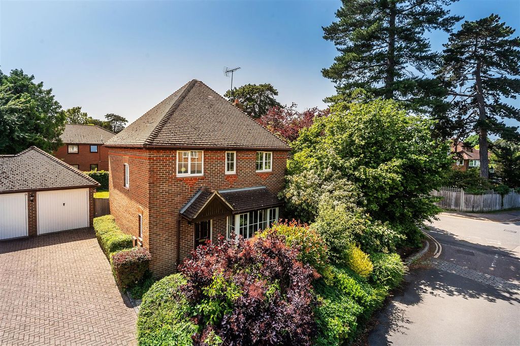 Property photo 1 of 14 17-Gayton-Close-4.Jpg