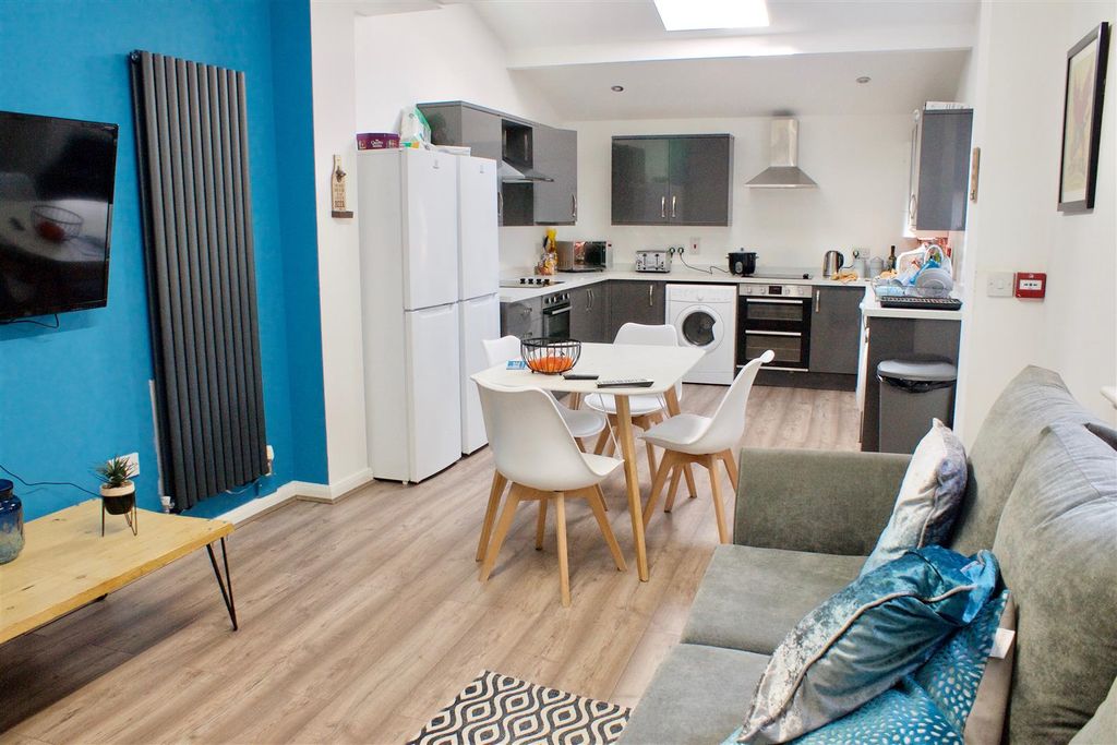 Property photo 1 of 6 Shared Kitchen/Living Room