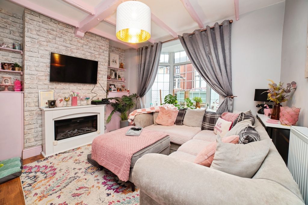 Property photo 3 of 37 Lounge