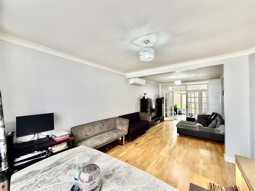 Property photo 3 of 14 Through Lounge