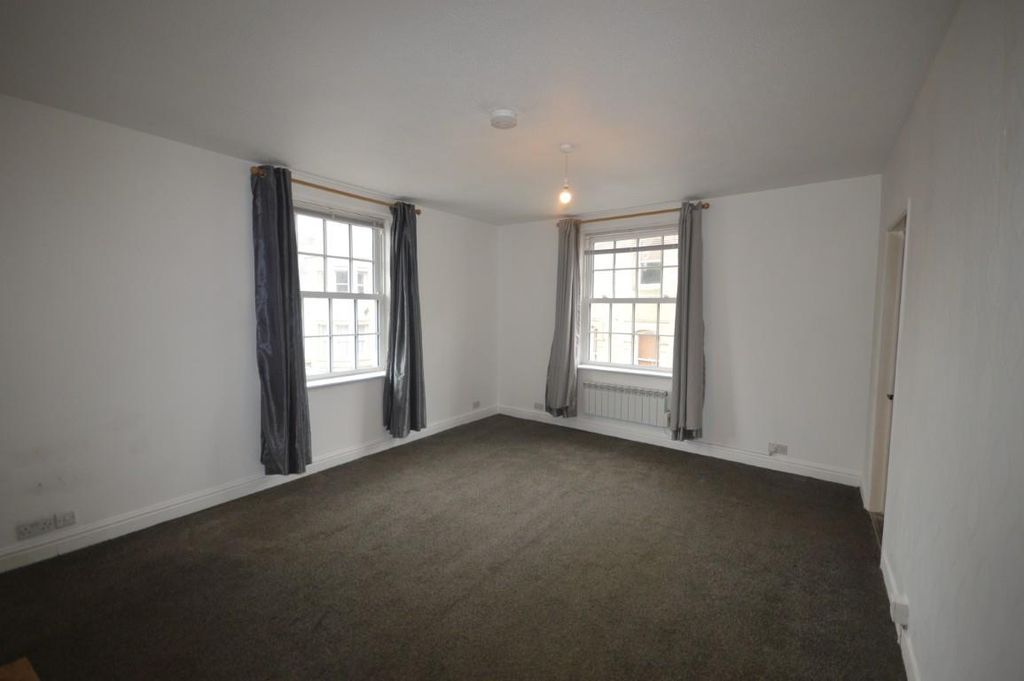 Property photo 2 of 8 Dsc_0008 (Medium).Jpg