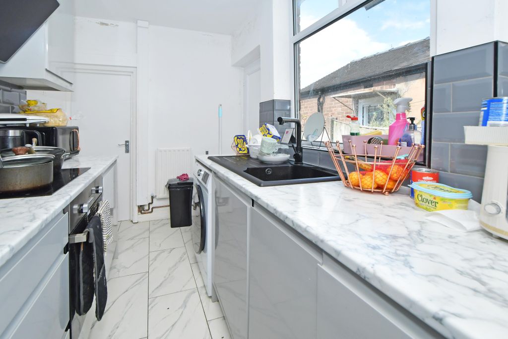 Property photo 3 of 12 Kitchen