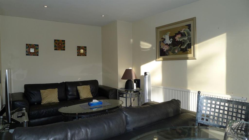 Property photo 3 of 12 Lounge