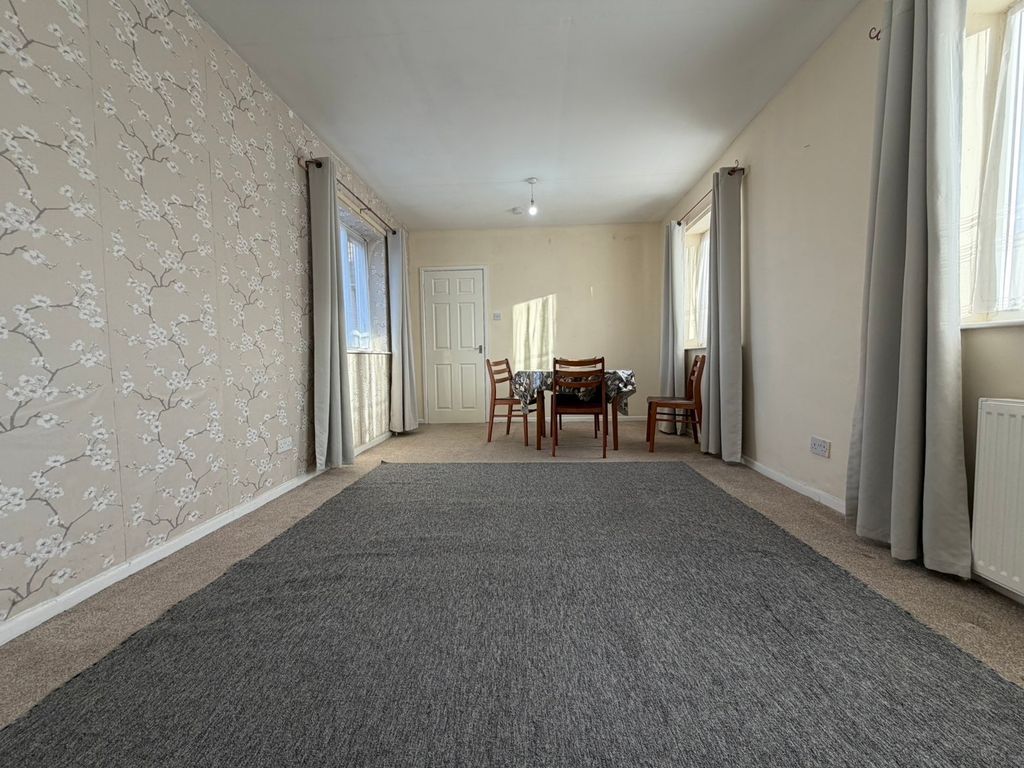 Property photo 3 of 10 Image