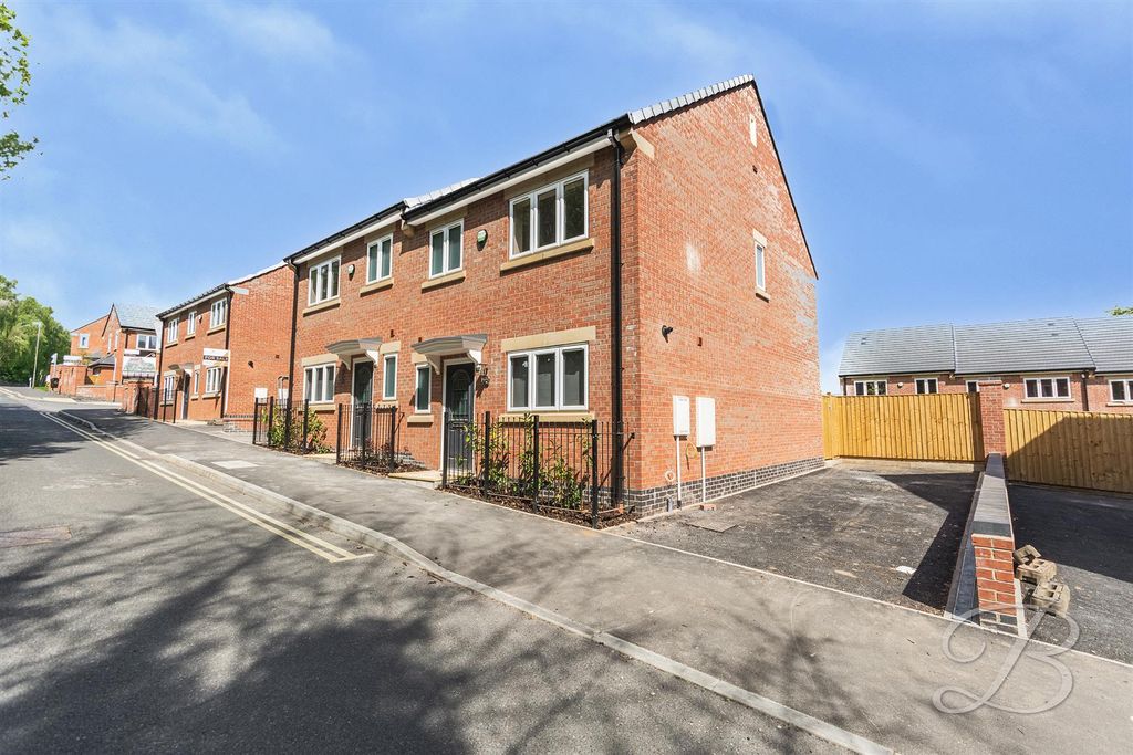 Property photo 1 of 18 Driveway