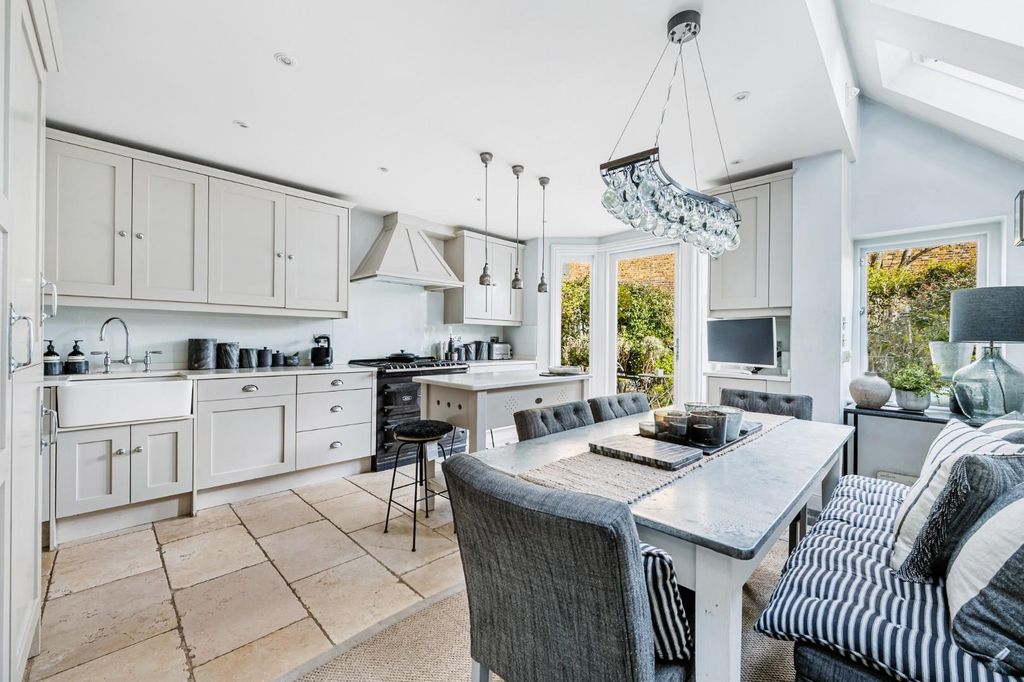 Property photo 1 of 21 14 Kingswood Road-7.Jpg