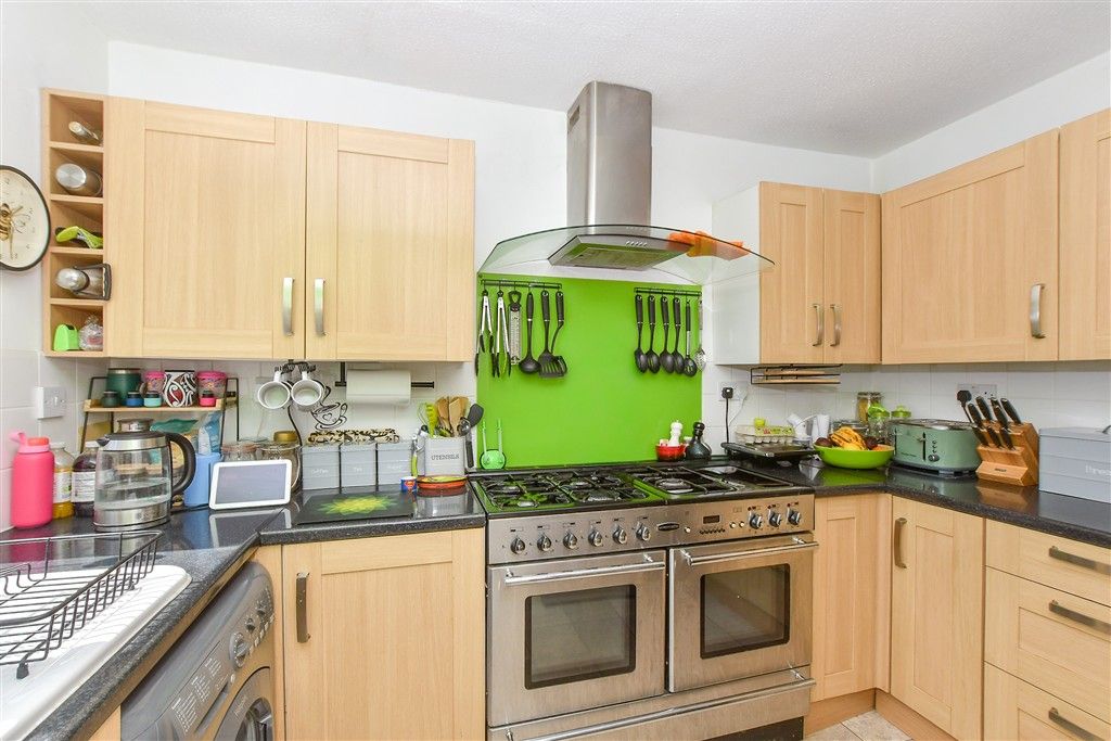 Property photo 3 of 11 Kitchen