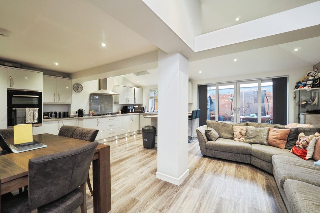 Property photo 3 of 27 Pbox-Img.Jpg