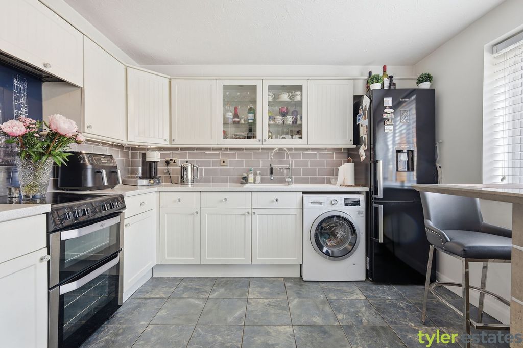 Property photo 3 of 16 Kitchen
