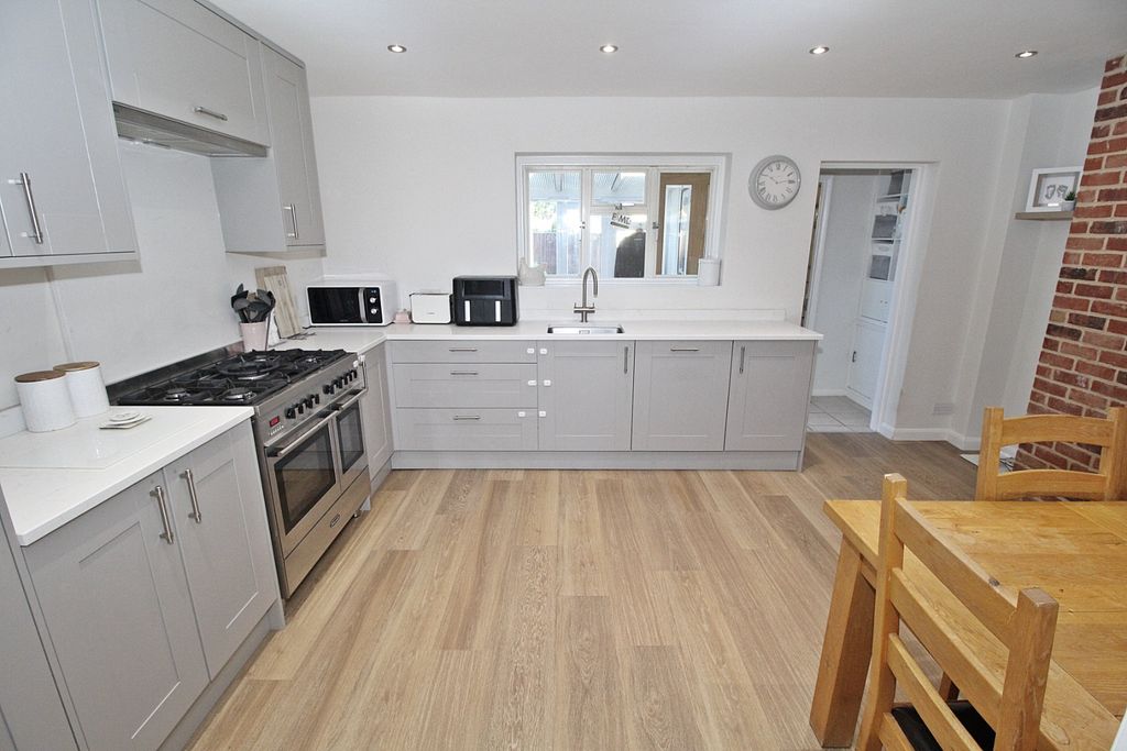 Property photo 2 of 15 4410042