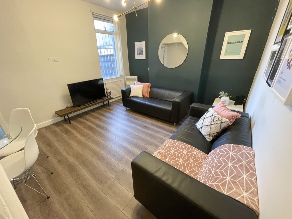 Property photo 2 of 11 10 Cotswold(7)
