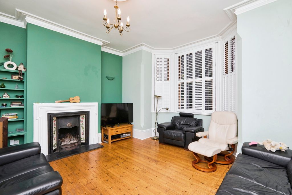 Property photo 3 of 16 Lounge