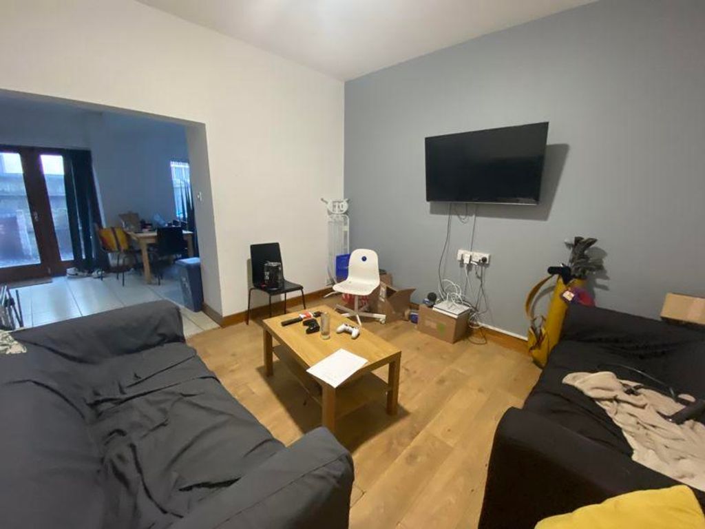 Property photo 1 of 8 A Spacious And Inviting Modern Living Room, Perfec...