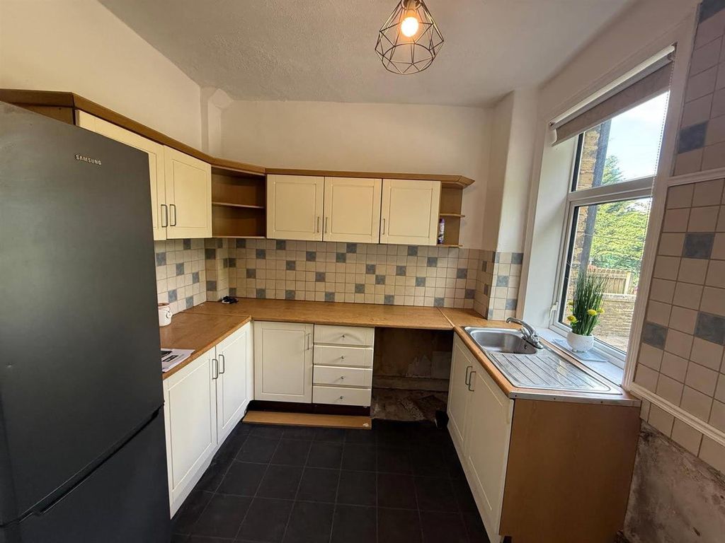 Property photo 3 of 9 Kitchen