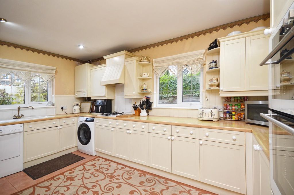 Property photo 2 of 19 Kitchen