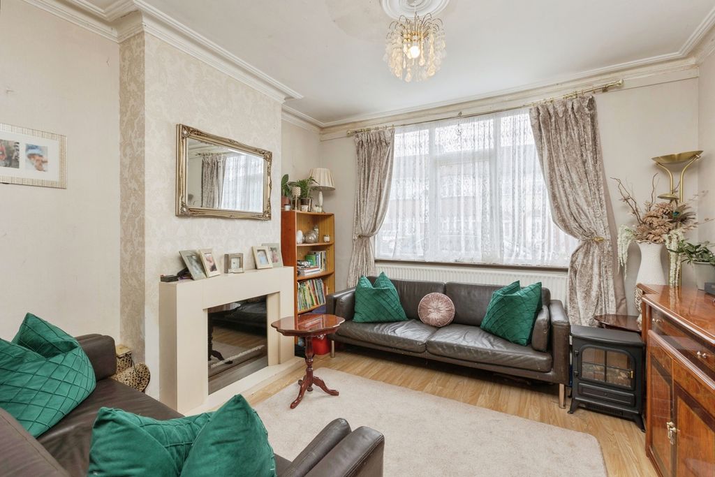 Property photo 2 of 16 Lounge