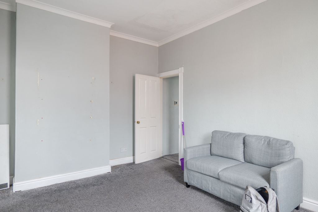 Property photo 3 of 17 Lounge