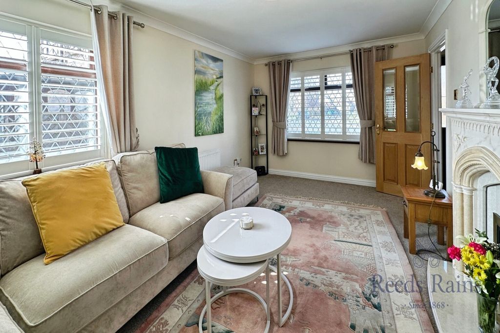 Property photo 2 of 25 Lounge