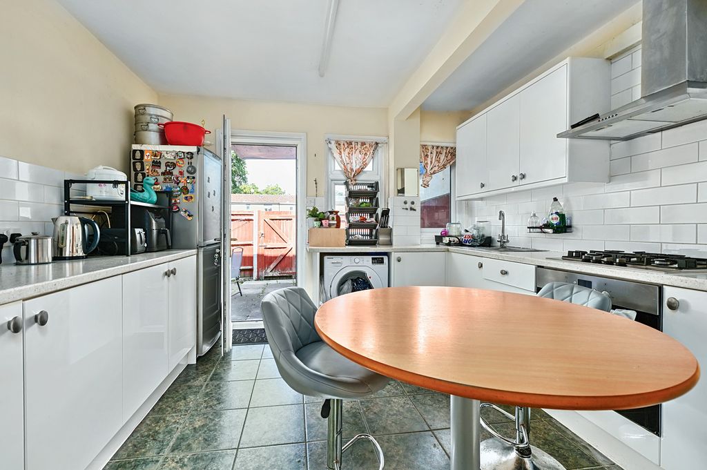 Property photo 3 of 7 24 Hearsey Gardens (5)