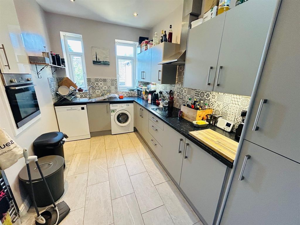 Property photo 3 of 10 Kitchen.Jpg