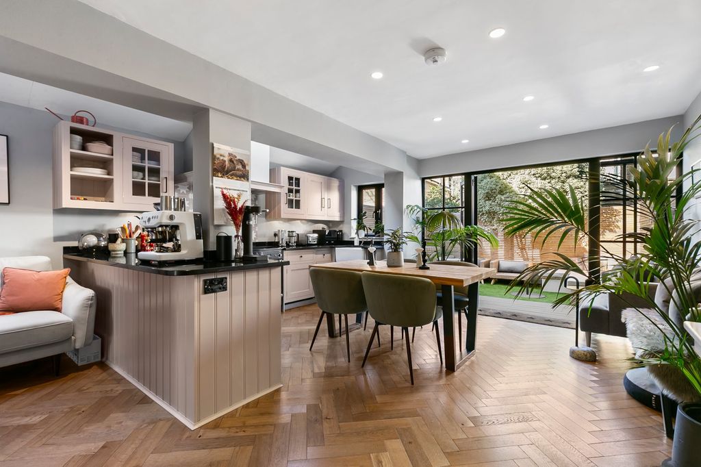 Property photo 1 of 18 Kitchen