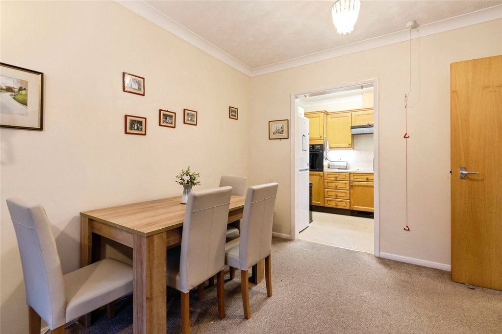 Property photo 3 of 11 Lounge