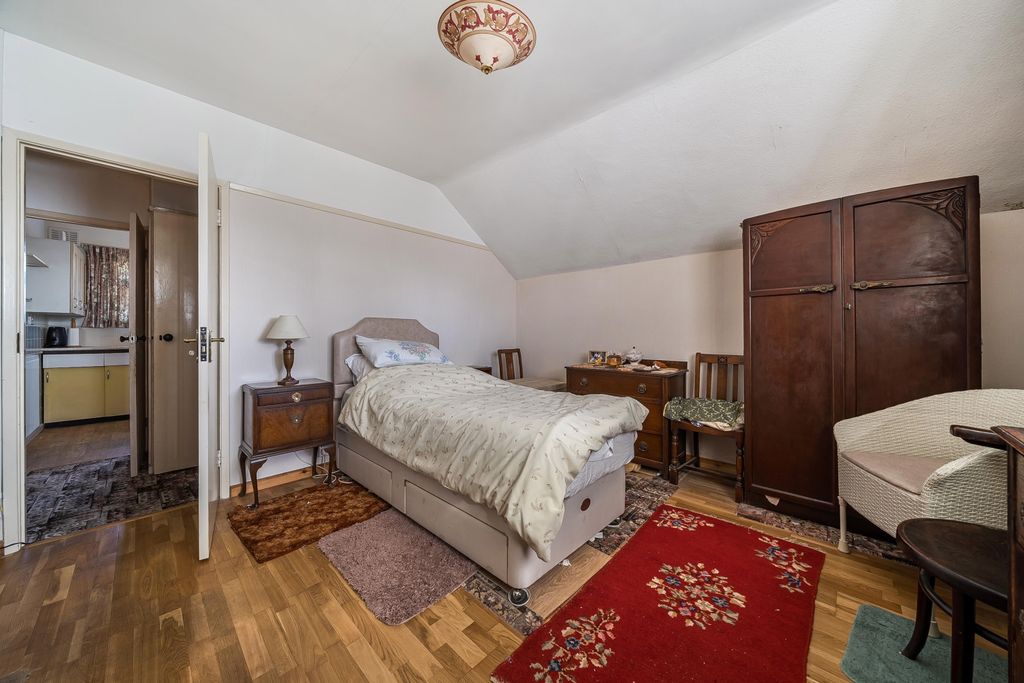 Property photo 3 of 18 Bedroom