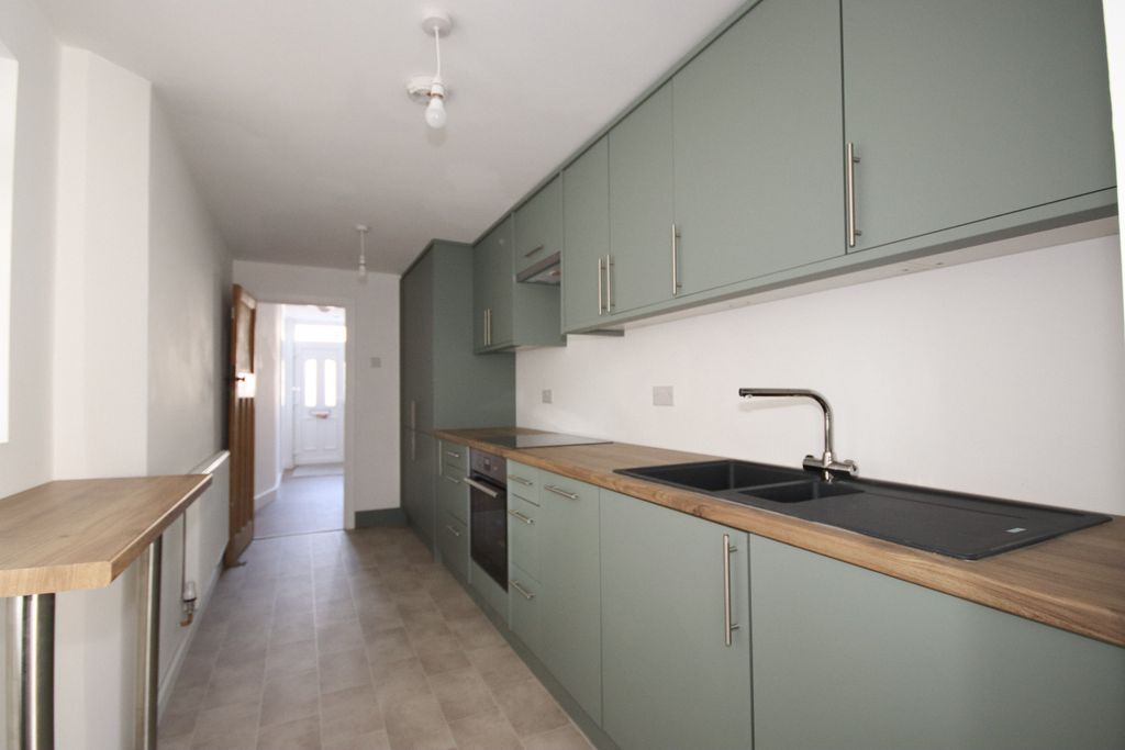 Property photo 3 of 14 Kitchen