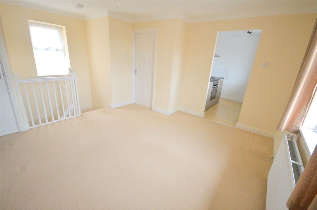 Property photo 3 of 8 Lounge